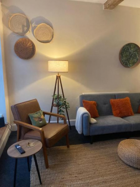 The Mews - Worcester City - House - Gated - Self Check In - Free WIFI - 2 Doubles - Sleeps 6 - Free Parking